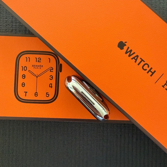 Apple Hermes Watch Series 9, GPS+Cellular, 41mm Stainless Steel Case - Picture 8 of 9